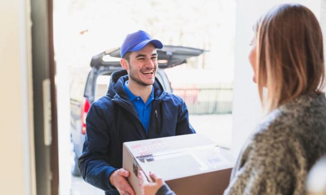 Wygodne nadawanie paczek – zobacz, jak wysłać przesyłkę u kuriera i w punkcie
