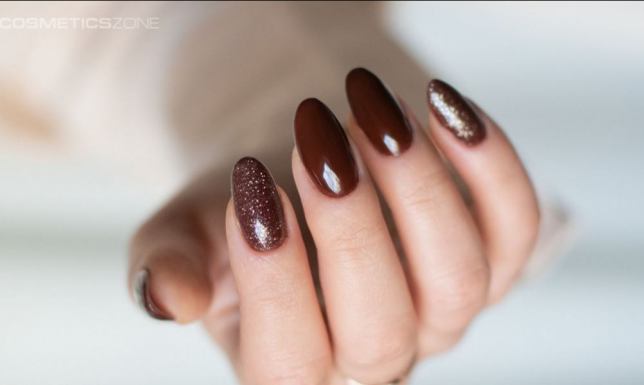 Jak błyszczące drobinki mogą przemienić Twój manicure? Sekrety nakładania lakieru hybrydowego z brokatem