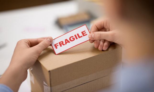 Ostrzegawcze etykiety samoprzylepne – zapewnij bezpieczeństwo swoich produktów podczas ich wysyłki