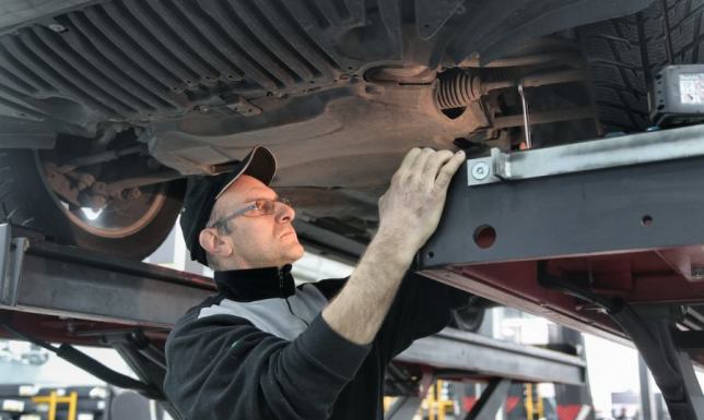 Jak rozpoznać uszkodzony drążek kierowniczy?