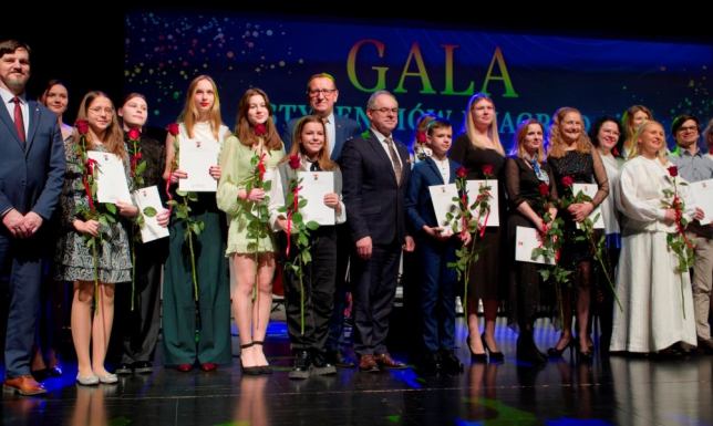  tegoroczne stypendystki Miasta Suwałki, zajmujące się twórczością artystyczną