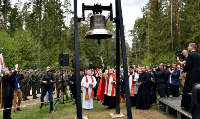 Pomnik stanął w miejscu Tymczasowego Obozu Ofiar Obławy Augustowskiej Pomnik Chrystusa Frasobliwego, dzwon pamięci i krzyż