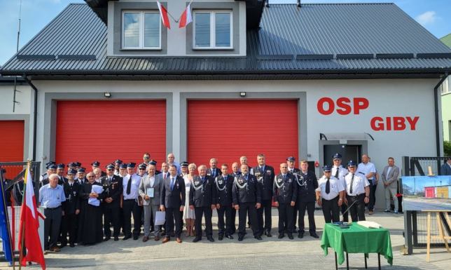 Uroczyste otwarcie nowej remizy OSP w Gibach oficjalne otwarcie nowej, w pełni wyposażonej remizy w Gibach