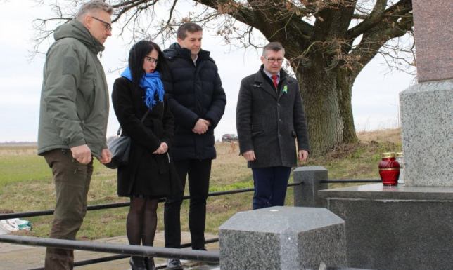 Hołd członkom ruchu oporu, zamordowanym w kwietniu 1944 roku w Krzywem