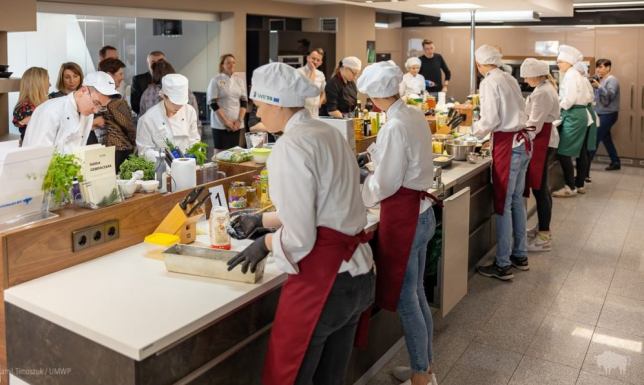 Uczniowie z Suwałk i Sejn docenieni za kulinarne umiejętności Trzecia edycja konkursu „Gotuj z klasą” rozstrzygnięta