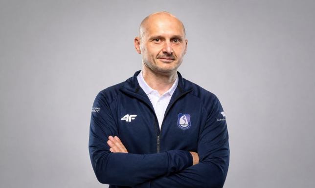 doświadczony, 40-letni szkoleniowiec poprowadził biało-niebieskich