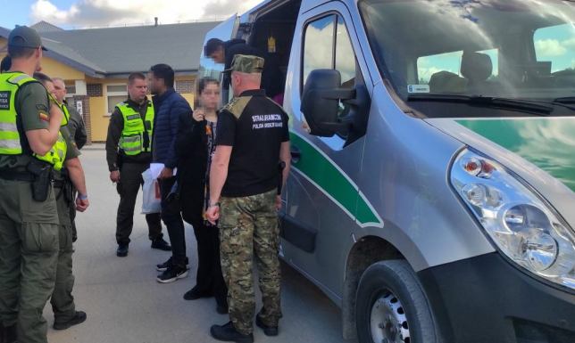 Dwóch kurierów i dziewięciu cudzoziemców zatrzymała Straż Graniczna