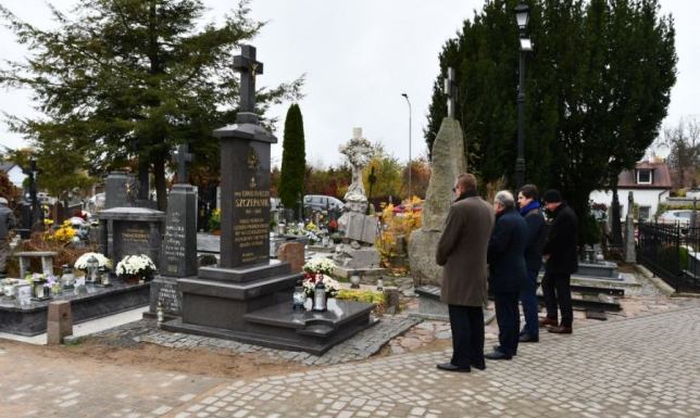 Władze Suwałk przy grobach zasłużonych