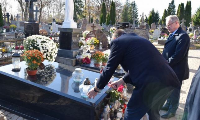 Cmentarz parafialny przy ulicy Bakałarzewskiej w Suwałkach odwiedziły władze miasta