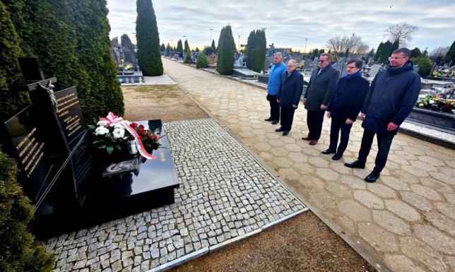 Władze samorządowe Suwałk w symboliczny sposób wspomniały ofiary