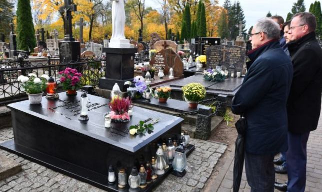 Prezydent Suwałk wraz z delegacją zapalili we wtorek znicze na grobach