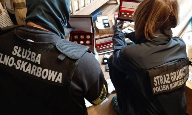 Wśród zatrzymanych jest 7 pracowników Krajowej Administracji Skarbowej