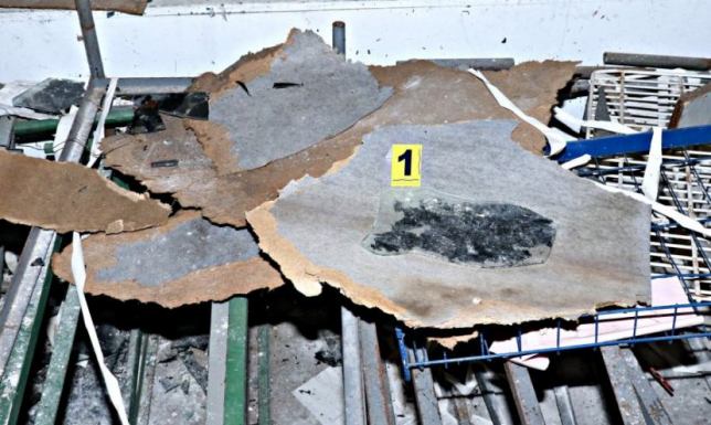 włamali się do opuszczonego budynku skąd ukradli parasol ogrodowy