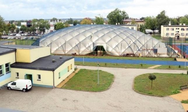 Czy władze Suwałk powinny zrezygnować z montażu hali pneumatycznej? Problematyczny montaż hali pneumatycznej na boisku przy Szkole Podstawowej nr 6