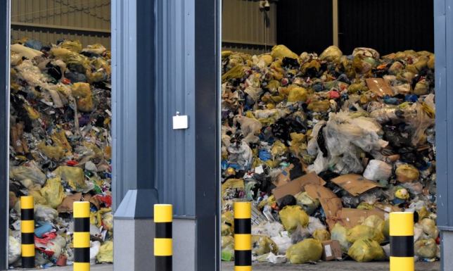 skrupulatne kontrole wszystkich wiat śmietnikowych w Suwałkach