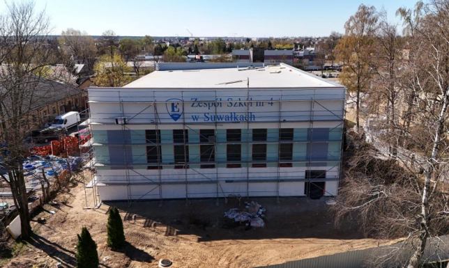 prace wykończeniowe przy nowej hali sportowej