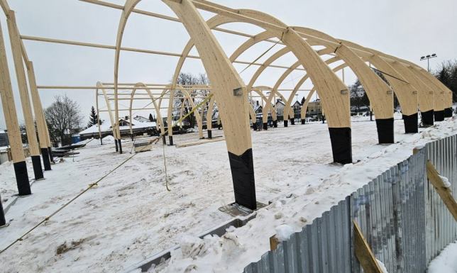 Nad Zalewem Arkadia w Suwałkach widać już konstrukcje dwóch hal tenisowych