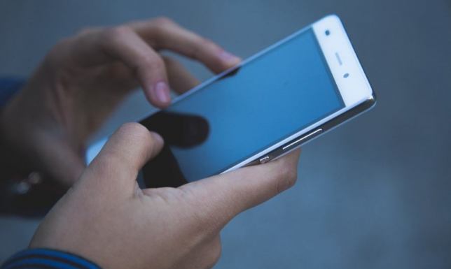 oszustwo polegające na podszywaniu się dzwoniącego pod inne numery