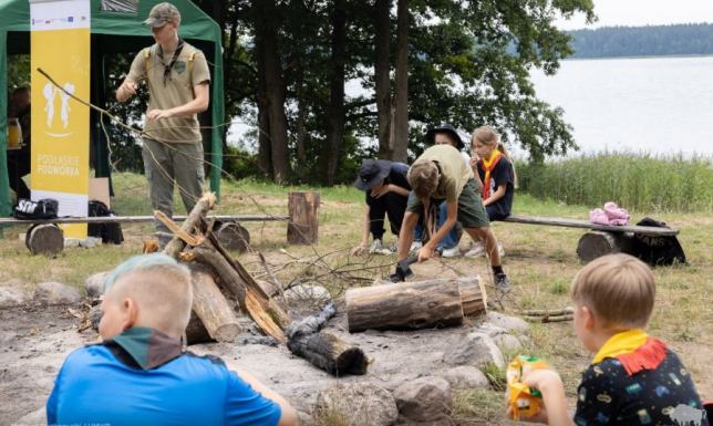 Podlascy harcerze organizują letni wypoczynek dzieciom i młodzieży Baza harcerska hufca Augustów w Suchej Rzeczce nad jeziorem Serwy