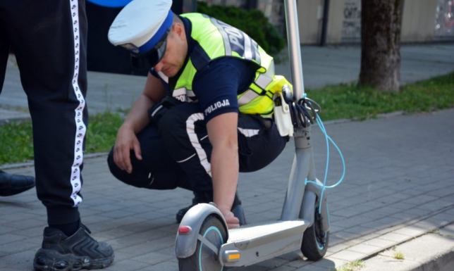 Dwa promile na hulajnodze - 2500 zł mandatu zatrzymanie nietrzeźwego, agresywnego mężczyzny jadącego hulajnogą