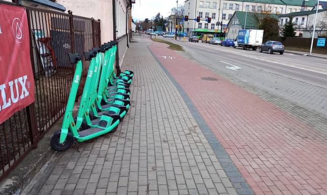 Coraz więcej Suwalczan dojeżdża do pracy lub szkoły na prywatnych hulajnogach elektrycznych