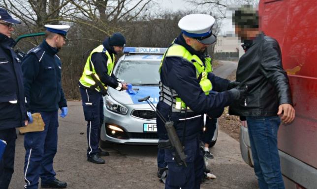 zatrzymali na krajowej ósemce busa z 22 nielegalnymi imigrantami