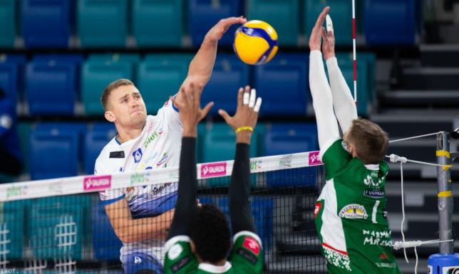 AZS Olsztyn wyjeżdża z kompletem punktów Ślepsk Suwałki - AZS Olsztyn 1:3