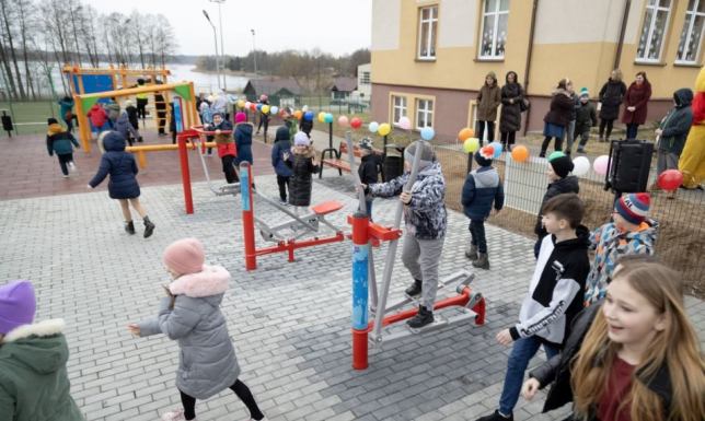 Plac zabaw z siłownią pod chmurką, przejście dla pieszych na głównej ulicy Gib