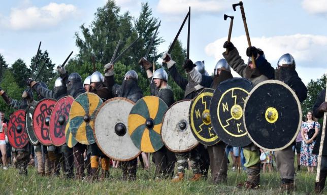 Pokazy walk wojowników, turnieje, inscenizacje oraz koncerty muzyki