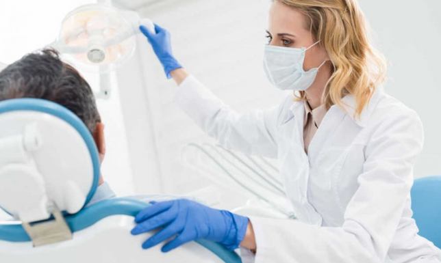 Jak przebiega proces zakładania protezy na implantach?