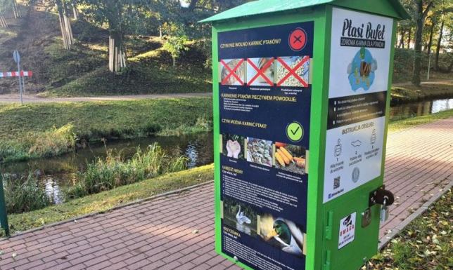 Kaczkomaty pojawiły się przy Czarnej Hańczy automaty ze smakołykami dla kaczek w Suwałkach