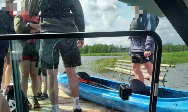 Cztery osoby wpadły do wody z wywróconych kajaków Trudne warunki na wodzie zaskoczyły turystów w Boże Ciało