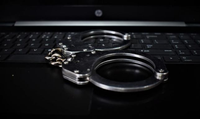 19-latek zniszczył okna i drzwi po czym ukradł laptopa