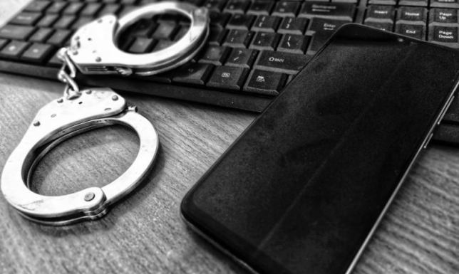 Kobieta za pośrednictwem portalu aukcyjnego chciała sprzedać sofę i szafkę