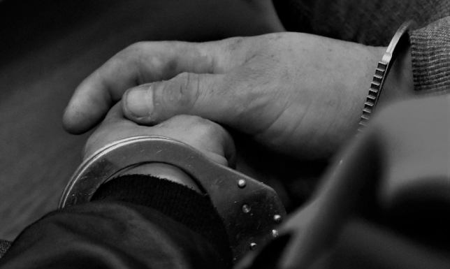 64-latek uderzył pokrzywdzonego w głowę, gdy ten był na spacerze z psem