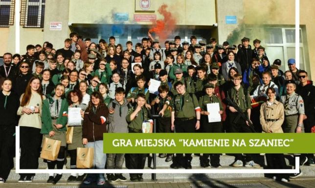 młodzi konspiratorzy podejmujący wyzwania inspirowane działaniami Szarych Szeregów,