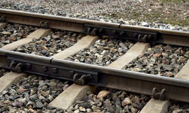 Wykonawca wymieni płyty oraz wyasfaltuje dojazdy do przejazdu