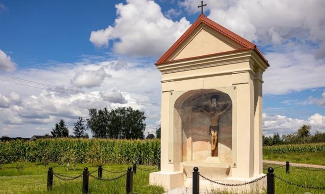 Nowe oblicze dwustuletniej dworskiej kapliczki dzięki dotacji z funduszy europejskich Nowe oblicze dwustuletniej dworskiej kapliczki dzięki dotacji z funduszy europejskich