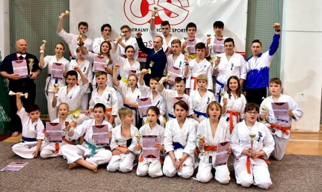 Worek medali i drużynowo trzecie miejsce karateków