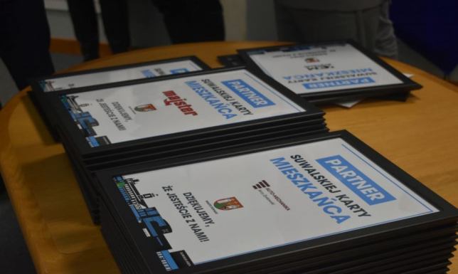 Przedstawiciele lokalnych firm odebrali podziękowania