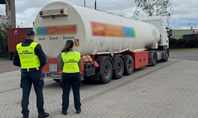 Nielegalny transport paliwa w Budzisku ciężarówka z niemal 32 tys. litrów nielegalnego paliwa