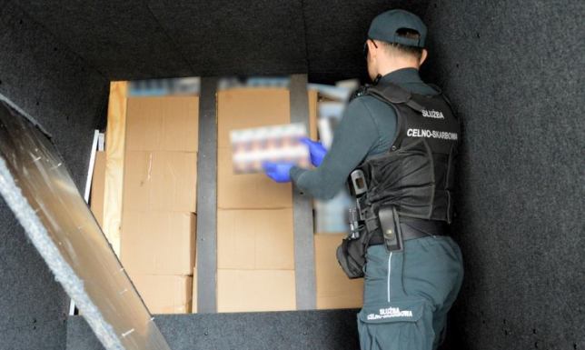 Kontrabanda ukryta w dostawczym aucie w pobliżu polsko-litewskiej granicy