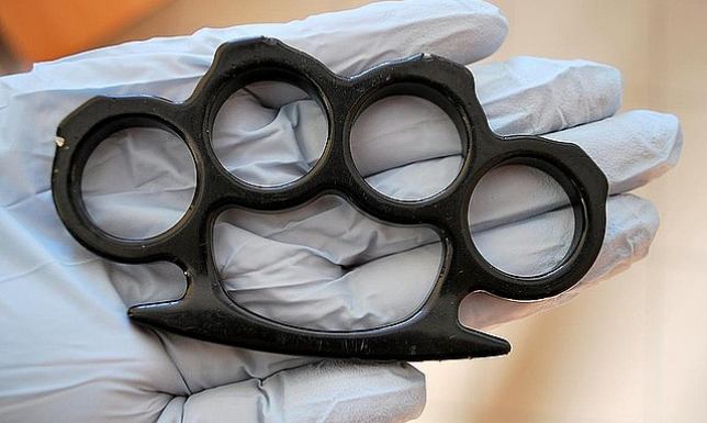 31 i 18-latek pod wpływem alkoholu wtargnęli do mieszkania i pobili mężczyznę 