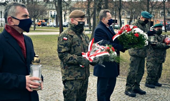 obchody 11. Rocznicy Katastrofy Smoleńskiej pod Dębem Wolności w Suwałkach