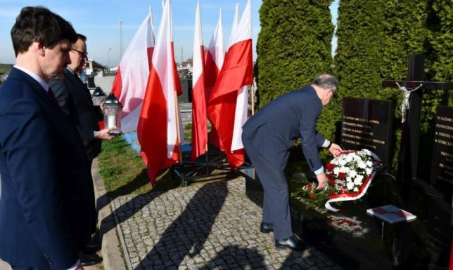 Upamiętnili ofiary Zbrodni Katyńskiej oraz katastrofę pod Smoleńskiem władze Suwałk w symboliczny sposób wspomniały ofiary Zbrodni Katyńskiej
