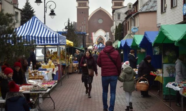 można kupić artystyczne rzemiosło, regionalne przysmaki, palmy wielkanocne oraz pisanki