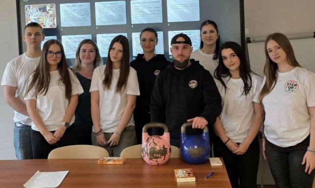 sierżant Wioleta Bujanowska odwiedziła uczniów ZS nr4