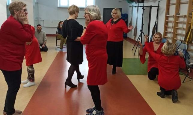 Seniorzy z Suwalskiego Klubu Seniora robią teatr i marzą o „tournée” Seniorzy z Suwalskiego Klubu Seniora robią teatr i marzą o „tournée”