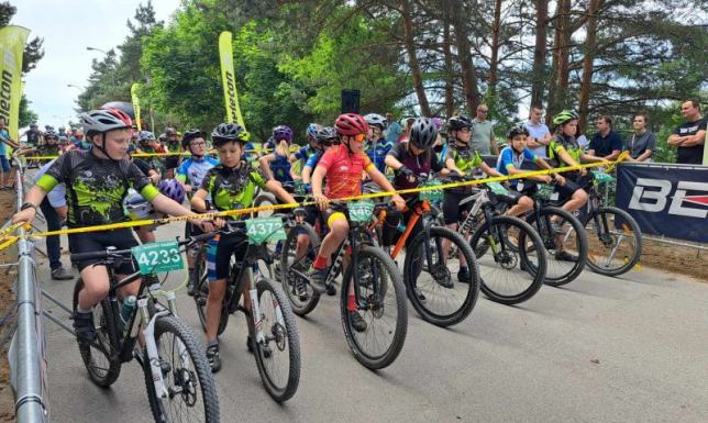 8 medali suwalskich kolarzy w Siemiatyczach zawody z cyklu „Maratony Kresowe 2024” w Siemiatyczach