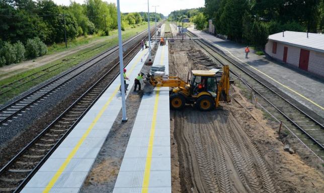 Postępują prace przy budowie nowych peronów na stacji kolejowej w Augustowie